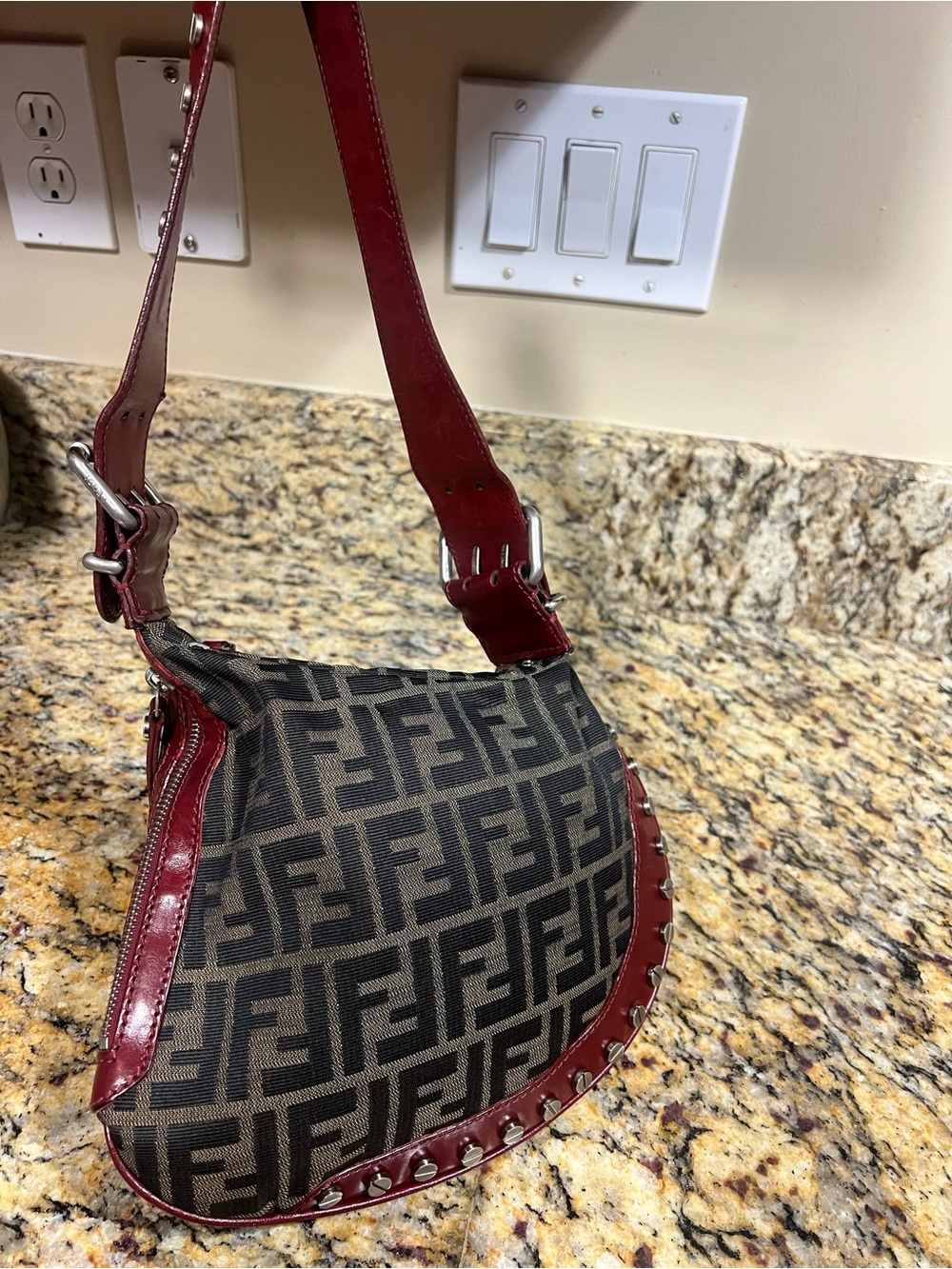 Authentic: VINTAGE FENDI ZUCCA W/RED LEATHER OYSTER SHOULDER BAG ITALY - Picture 6 of 14